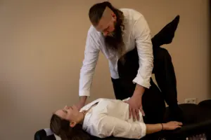 Behandlungssituation mit Julian in der Praxis Allerwärtz